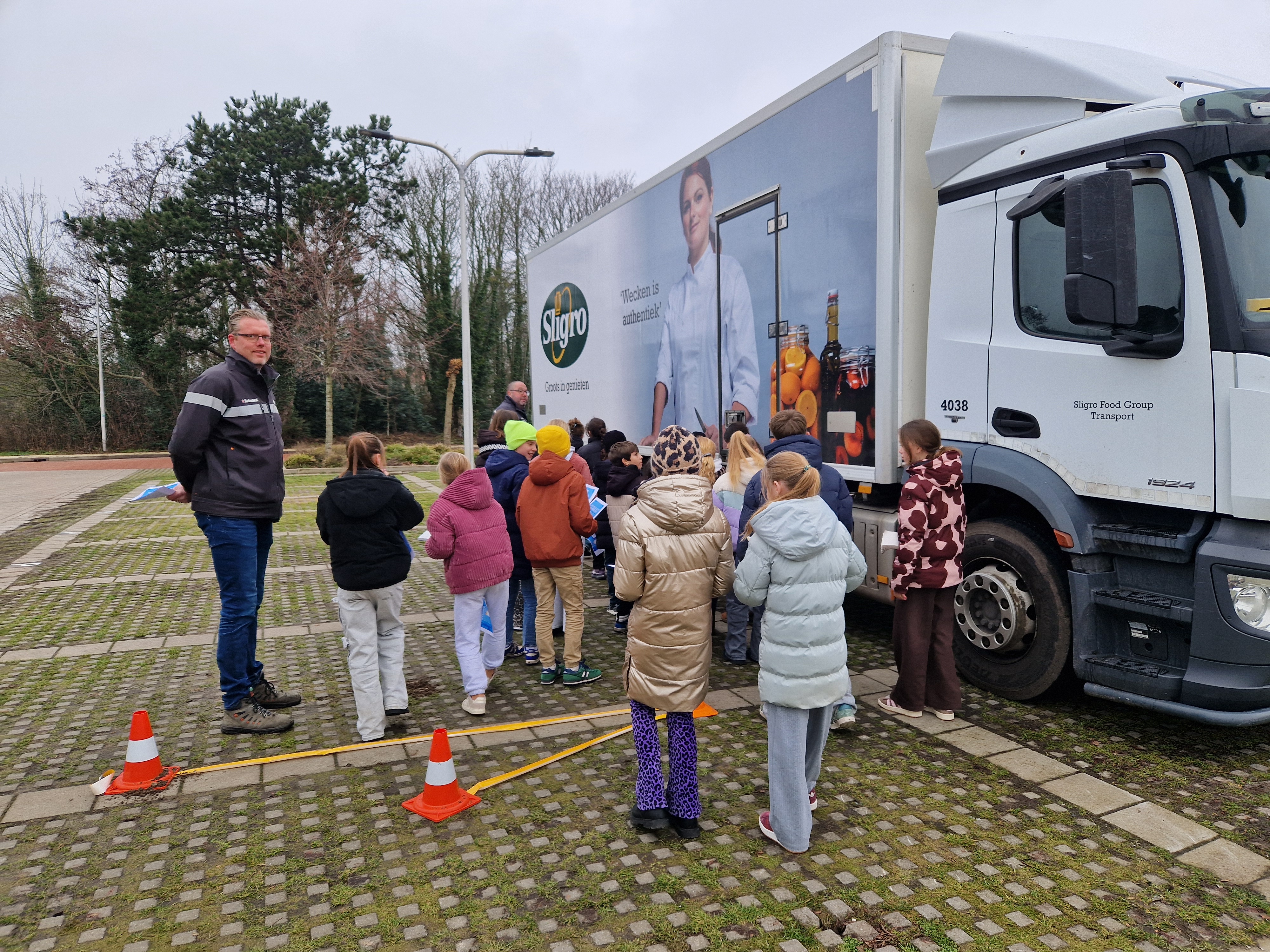 Vrachtwagen vlakbij school